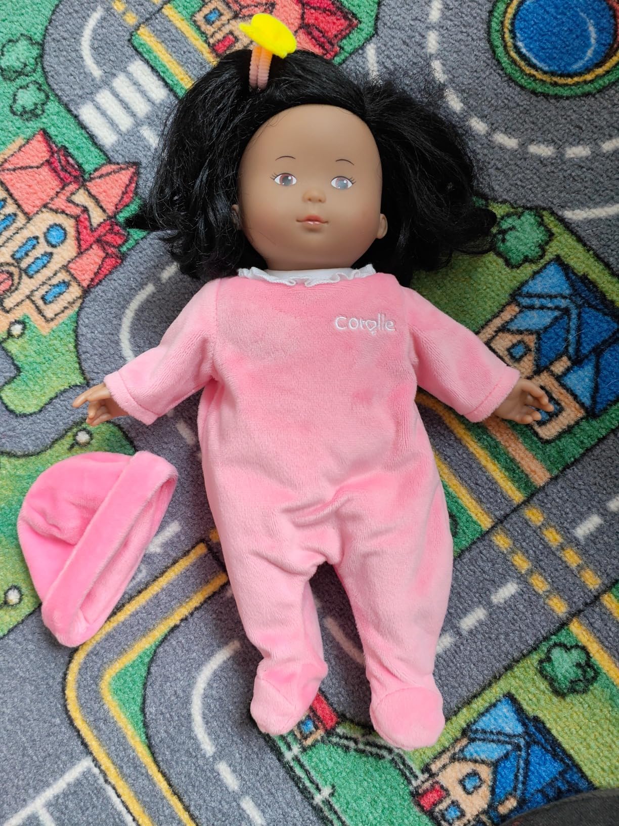 Enkelin zieht Puppe jetzt selbst an