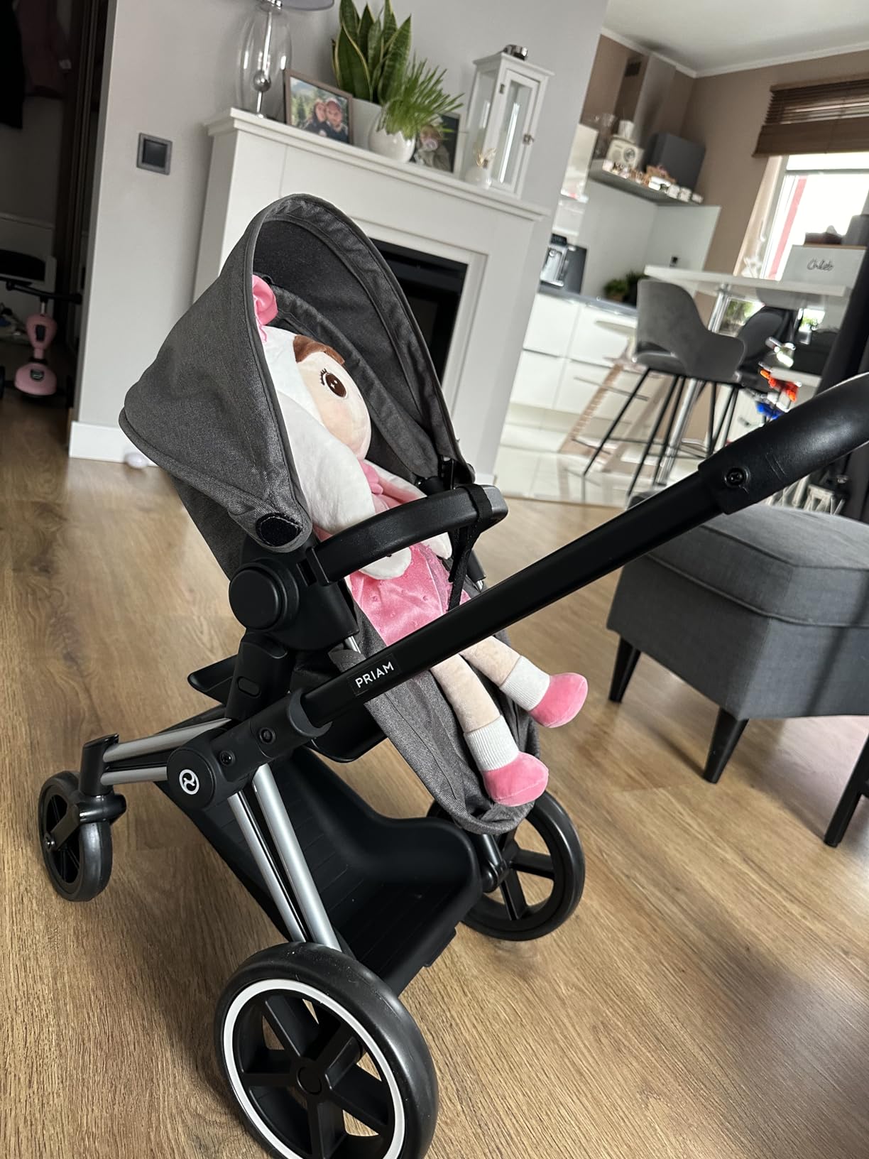Stylischer Wagen für Puppenmama